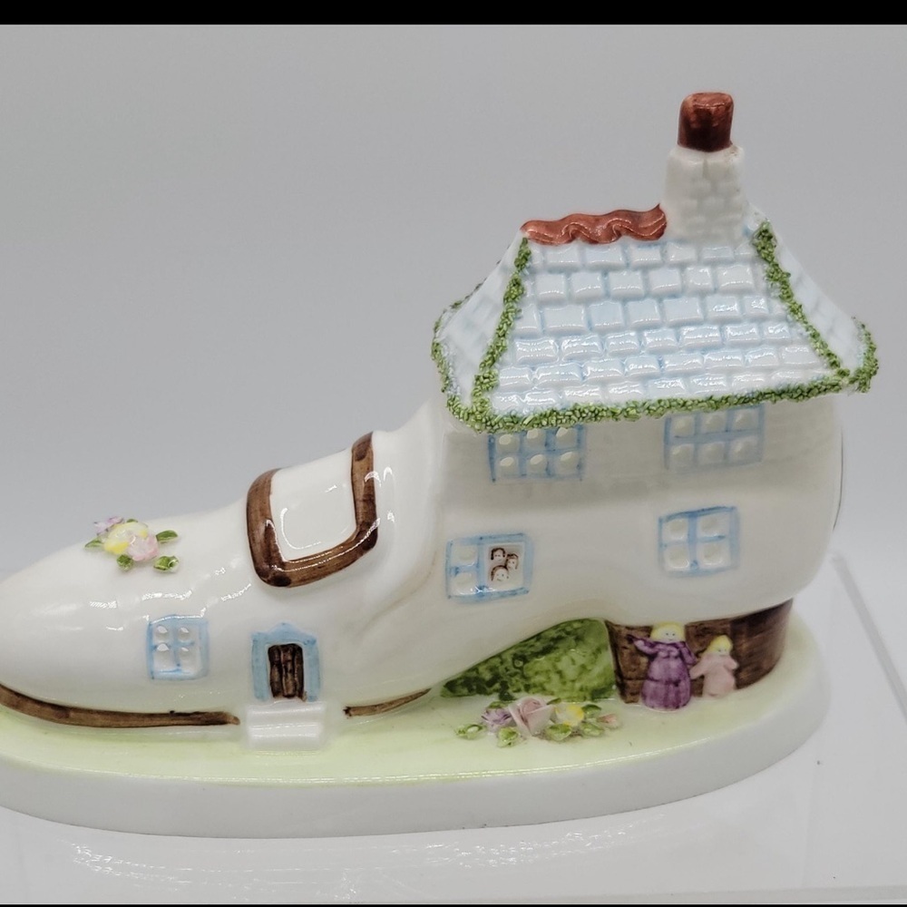 Lovely Vintage Coalport England Porcelain Old Woman's Shoe, Great Nursery Decor
